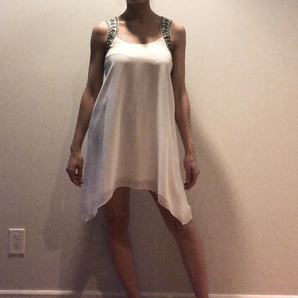 Flowy white mini dress with embroidered straps - Picture 2 of 5